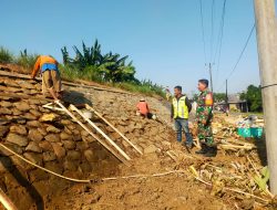 Babinsa Koramil 11 Pebayuran Monitoring Perbaikan Tanggul Citarum di Desa Karang Segar