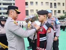 Tingkatkan Keselamatan Personel, Kapolres Metro Jakarta Barat Berikan 500 Helm, Rompi dan Bodycam