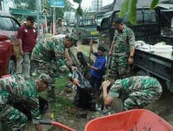 Koramil Loa Kulu Lakukan Karya Bhakti Pembersihan Pasar Loa Kulu Dalam Rangka HUT TNI Ke 79