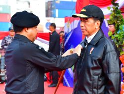 Panglima TNI Sematkan Brevet Kehormatan Hiu Kencana Kepada Presiden RI di atas KRI RJW-992