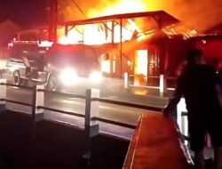 Polsek Leuwiliang Bersama Instansi Terkait Cek TKP Kebakaran Gudang Ciki Toko Semoga Sukses