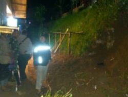 Polsek Ciawi Bersama Instansi Terkait Lakukan Cek Lokasi TKP Bencana Alam Tanah Longsor Menutup Jalan Setapak Dan Pelataran Rumah Warga Di Desa Bojong murni