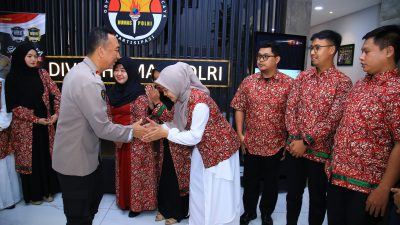 Jelang HUT Humas Polri, Irjen Pol Sandi Berangkatkan Anggotanya Umroh