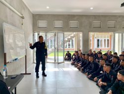 Dalam Rangka OMP LK 2024, Kasub Satgas PHH Brimobda Riau Melakukan Pemberian Materi Perkap No. 1 Tahun 2009
