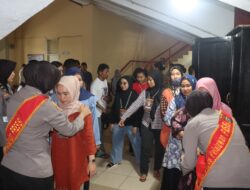 Aksi Polwan Pelalawan Lakukan Pemeriksaan Ketat Petugas Pelipatan Surat Suara Pemilu 2024