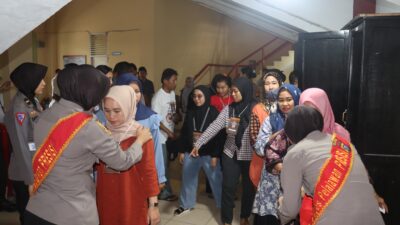 Aksi Polwan Pelalawan  Lakukan Pemeriksaan Ketat Petugas Pelipatan Surat Suara Pemilu 2024