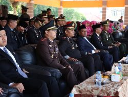 Kapolres Kuansing Beserta Jajaran Hadiri Upacara Peringatan HUT TNI ke-79 di Lapangan Limuno Teluk Kuantan