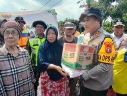 Kapolres Rohil Salurkan Sembako ke Masyarakat Terdampak Banjir