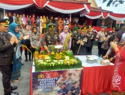 Kunjungi Koramil 09 Langgam, Kapolres Pelalawan Beri Kejutan dan Kado Istimewa di Hari Ulang Tahun TNI ke-79