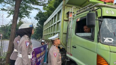 Satlantas Polres Kuansing Bagikan Brosur dan Sosialisasikan Lomba Konten Video “Riau Adalah Kita” 