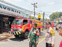Polsek Ciampea Bersama Instansi Terkait Cek TKP Lokasi Terjadi Kebakaran Toko/Grosir Favorit Di Desa Bojong Rangkas Kec.Ciampea