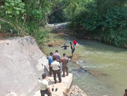Polsek Caringin Bersama Instansi Terkait Cek Lokasi TKP Adanya Penemuan Mayat Bayi Jenis Kelamin Laki-Laki Di Sungai Cisadane