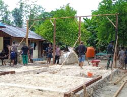 Satgas TMMD Kodim 1805/Raja Ampat dan Warga Gotong Royong Merakit Kayu Untuk Pembangunan RTLH