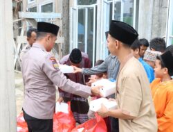 Bagikan Ratusan Nasi Kotak, Polres Pelalawan Gelar Jumat Berkah di Masjid Roisyam Pangkalan Kerinci