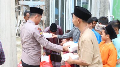 Bagikan Ratusan Nasi Kotak, Polres Pelalawan Gelar Jumat Berkah di Masjid Roisyam Pangkalan Kerinci