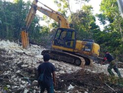 Tembus Medan Terjal Satgas TMMD Ke-122 Kodim 1805/Raja Ampat Coba Selesaikan Pekerjaan Jalan