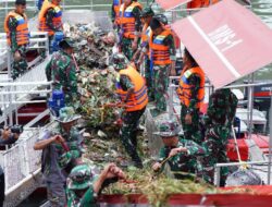 TNI Gelar Karya Bakti Ciliwung Bening Dalam Rangka HUT Ke-79 TNI