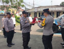 Kapolsek Caringin Berikan Reward Kepada Anggotanya Yang Memiliki Kinerja Baik