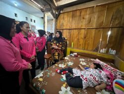 Ketua Umum Bhayangkari Kunjungi Aiptu Heri dan Anaknya yang Terbaring Sakit