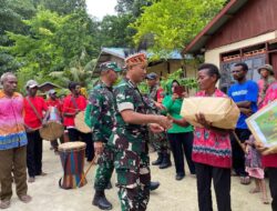 Tim Wasev TMMD Sterad Turut Serta Serahkan Sejumlah Bantuan Untuk Warga Kampung Saporkren