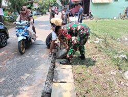 Babinsa Koramil 01 Tambun Bersama Warga Gelar Bakti TNI, Bersihkan Saluran Air di Desa Mekarsari