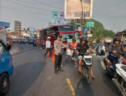Anggota Polsek Ciampea Giat COOLING Sistem, Laksanakan Kegiatan Pengaturan Lalu-Lintas Cipta Kondisi Agar Aman Tertib dan Kondusif Bagi Pengguna Jalan Raya Serta Mendukung Pilkada Serentak Mantap Praja 2024