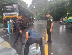 Polsek Cisarua Bersama Unit Laka Lantas Polres Bogor Tangani Olah TKP Kecelakaan Lalu Lintas Di Jalur Puncak, Dua Orang Luka Ringan