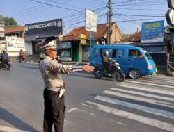 Anggota Wilayah Hukum Polsek Ciampea Giat Cooling Sistem Laksanakan Kegiatan Pengaturan Lalu-Lintas Melayani Warga Masyarakat Pengguna Jalan Raya