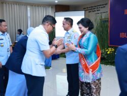 Danlanud Sultan Hasanuddin Didampingi Ketua PIA Ardhya Garini Cab.7/D.ll Lanud Sultan Hasanuddin Hadiri Serah Terima Ibu Asuh Wara Daerah ll Koopsud ll