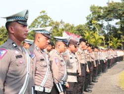 Wujudkan Kamtibmas Jelang Pilkada 2024, Kapolres Kuansing Pimpin Apel Akbar Polisi RW