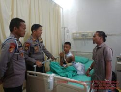 Polsek Minas Kunjungi Siswa SMP Yang Patah Tulang Ke Rumah Sakit, Berikan Bantuan Biaya Pengobatan