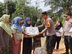 Respon Cepat Kapolres Pelalawan Serahkan Bantuan Sembako kepada Warga Terdampak Banjir