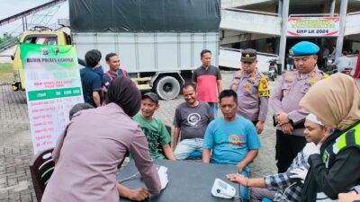 Siap Mengantar Logistik Pilkada, Bidokkes Polres Kampar Pastikan Kesehatan Driver Truck Prima