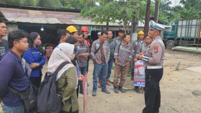 Sampaikan Pesan Kamtibmas Pilkada Damai, Anggota Polantas Pelalawan Sambangi Karyawan Perusahaan 