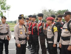 Wakapolda Riau Pimpin Upacara Pemberangkatan Personil Pengamanan TPS Pilkada di Kabupaten Siak