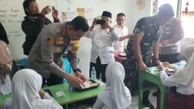 Menuju Indonesia Bebas Stunting, Polresta Bogor Kota Beri Makan Bergizi Ke Pelajar