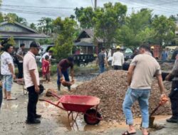 Polres Aceh Singkil dan PT Socfindo Gelar Bakti Sosial Perbaikan Jalan Berlubang di Jalur Singkil-Subulussalam