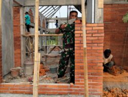 Bangun Semangat Gotong Royong, Babinsa Desa Srijaya Bantu Pembangunan Mushola Al-Mujahidin