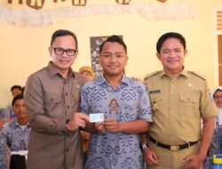 Wamendagri Serahkan KTP-el ke Siswa SMAN 1 Mataram, Dorong Partisipasi Pemilih Pemula di Pilkada 2024