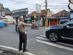 Anggota Polsek Ciampea Jaga Keamanan Lalu Lintas Pagi Hari, Pastikan Kelancaran dan Keselamatan Pengguna Jalan