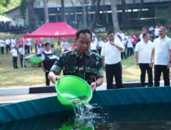 Lestarikan Lingkungan dan Jaga Ekosistem di Area Mabes TNI, Panglima TNI Tanam Pohon dan Tebar Benih Ikan