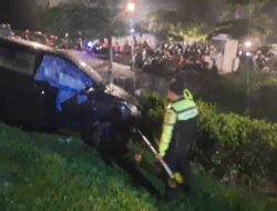 Unit Gakkum Sat Lantas Polres Bogor Tangani Kecelakaan Lalu Lintas Di Gunung Mas Puncak Kabupaten Bogor