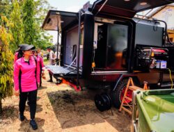 Ketua Umum Bhayangkari Tinjau Penyaluran Air Bersih Bagi Pengungsi Erupsi Gunung Lewotobi di Posko Kobasoma