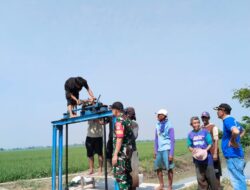 Babinsa Bersama Petani Bersihkan Saluran Irigasi di Desa Bantarjaya untuk Dukung Musim Tanam Padi