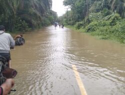 Banjir Di Desa Silatong Menghambat Laju Lintas Sepeda Motor Di Pagi Hari