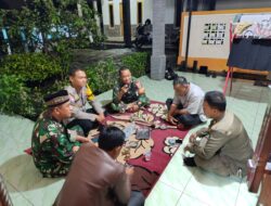 Sinergitas TNI-POLRI Wilayah Hukum Polsek Tamansari Giat Cooling Sistem Cek Pos Kamling Warga Bersama Kepala Desa Sukajadi Beri Himbauan Dan Ajak Jaga Kamtibmas