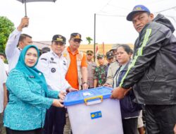 Pj Gubernur Sumut Agus Fatoni dan Pj Ketua TP PKK Tyas Fatoni Tinjau Banjir dan Berikan Bantuan