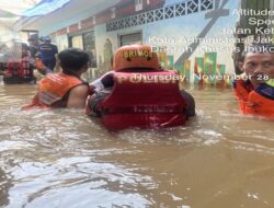 Tim SAR Brimob Polda Metro Jaya Evakuasi Warga Terdampak Banjir di Kampung Melayu