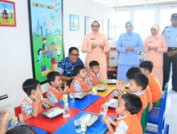 Danlanud Sultan Hasanuddin Didampingi Ketua Pia Ardya Garini Cabang 7/D.II Begikan Makan Sehat Bergizi Kepada Siswa TK Angkasa 1 Makassar