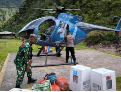 Babinsa Jajaran Kodim 1710/Mimika Kembali Kawal Logistik Pilkada Dari Wilayah Pedalaman